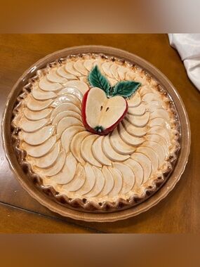 Ceramic Apple Pie Dish with Decorative Apple Lid - Brown and Red